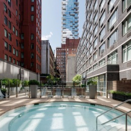 Dip into summer ☀️ our pool is now open #88Leonard #tribecanyc #TribecaLiving #tribecarooftop a hot tub in between buildings